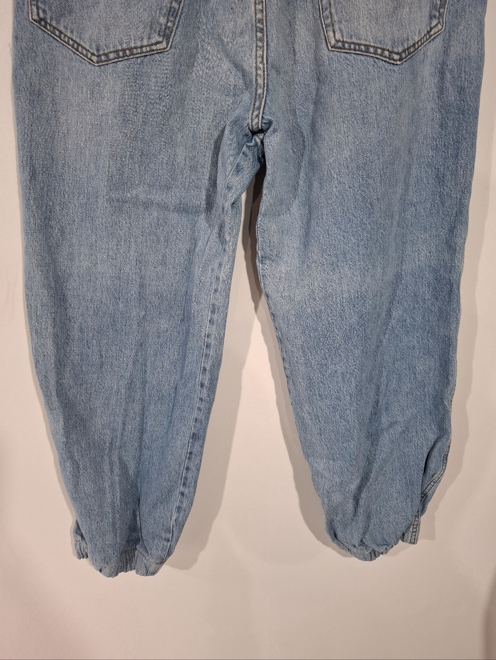 FRAME Denim Le Lounge High Rise Relaxed Cropped Jogger Jean in Chill - Size 29 - Picture 5 of 15